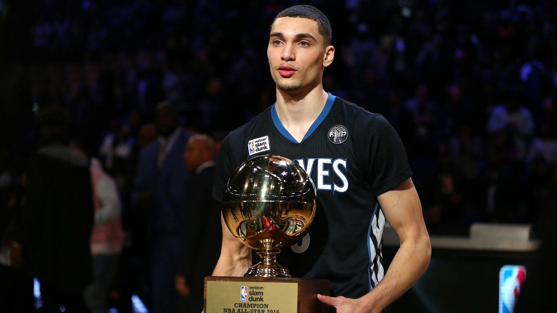 _明星主持加盟：赛事带来更多趣味互动_，主持人介绍明星开场白